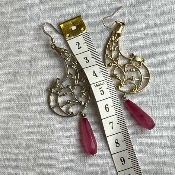 Paisley motif, filigree, dangly earrings in gold with red beads. - Picture 5 of 8